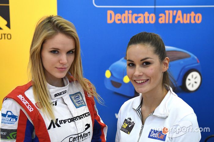 Las chicas en el Salón del Automóvil de Bolonia 2017