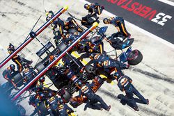 Daniel Ricciardo, Red Bull Racing RB14, pit stop