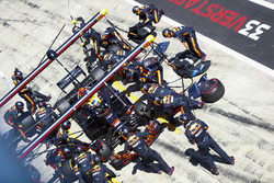 Daniel Ricciardo, Red Bull Racing RB14, pit stop