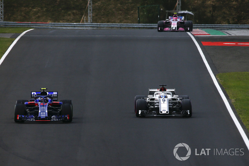 Pierre Gasly, Scuderia Toro Rosso STR13 and Marcus Ericsson, Sauber C37