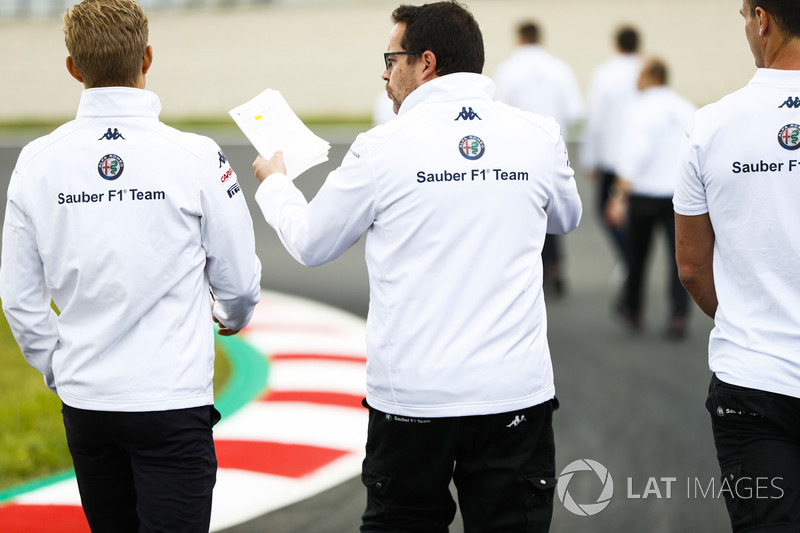 Marcus Ericsson, Sauber, cammina lungo il circuito con i colleghi