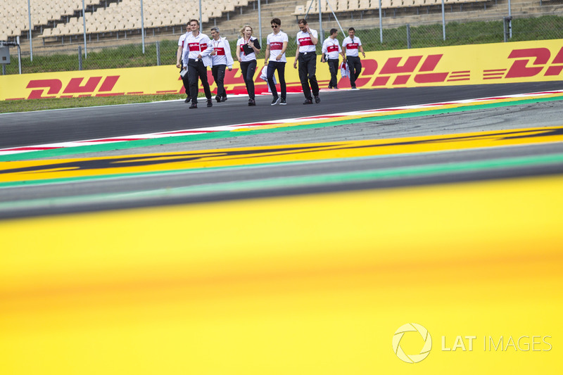 Charles Leclerc, Sauber, cammina lungo il circuito con i colleghi