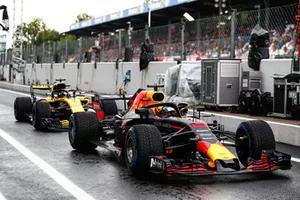 Daniel Ricciardo, Red Bull Racing RB14, devant Nico Hulkenberg, Renault Sport F1 Team R.S. 18