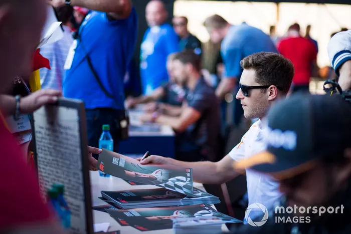 Stoffel Vandoorne, McLaren firma autógrafos