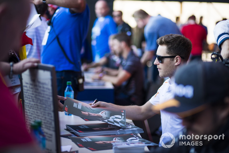 Stoffel Vandoorne, McLaren firma autógrafos