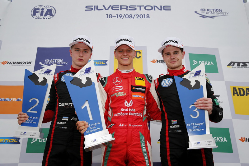 Podio: ganador de la carrera Mick Schumacher, PREMA Theodore Racing Dallara F317 - Mercedes-Benz, segundo puesto Jüri Vips, Motopark Dallara F317 - Volkswagen, tercer lugar Jonathan Aberdein, Motopark Dallara F317 - Volkswagen