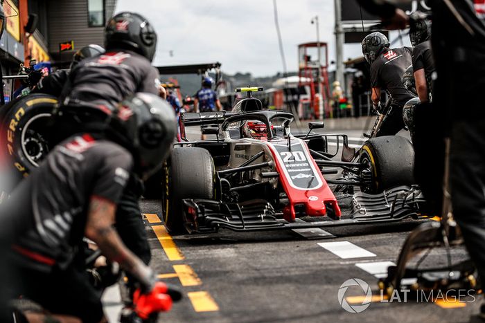 Kevin Magnussen, Haas F1 Team VF-18 pit stop