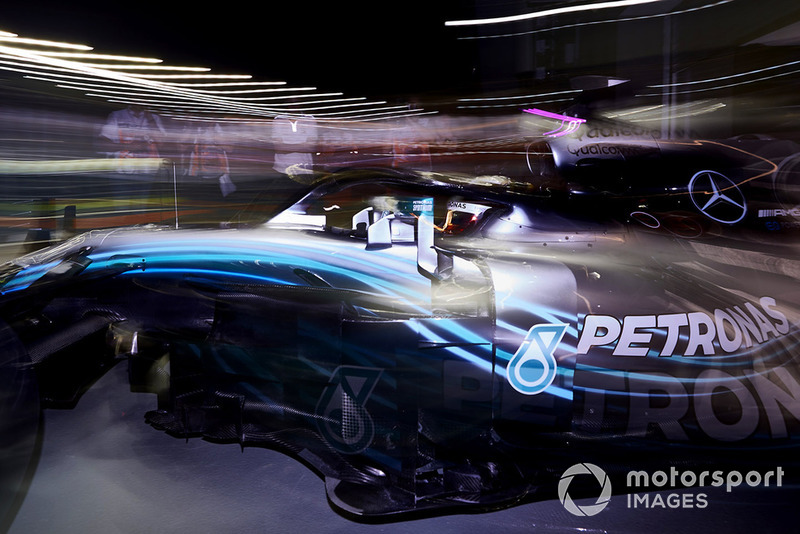 Lewis Hamilton, Mercedes AMG F1 W09 EQ Power+, sort du garage