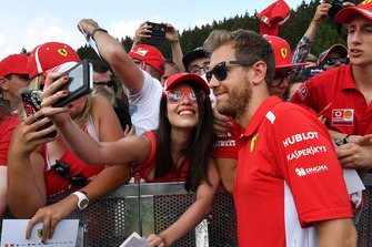 Sebastian Vettel, Ferrari, posa per un selfie con una tifosa