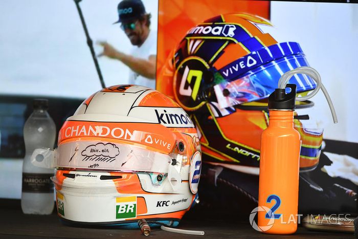 Los cascos de Lando Norris, McLaren y Stoffel Vandoorne, McLaren