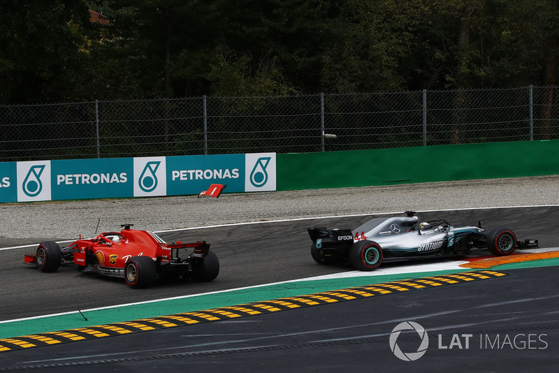 Kollision: Sebastian Vettel, Ferrari SF71H. Lewis Hamilton, Mercedes AMG F1 W09