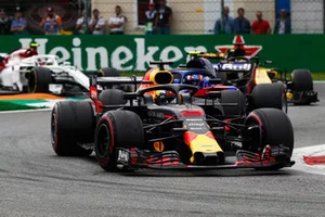 Daniel Ricciardo, Red Bull Racing RB14, devant Pierre Gasly, Toro Rosso STR13, Nico Hulkenberg, Renault Sport F1 Team R.S. 18, et Charles Leclerc, Sauber C37