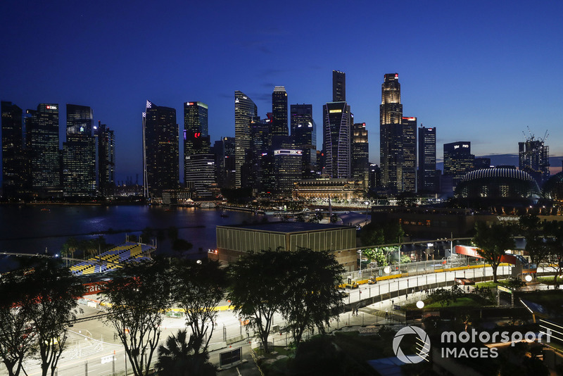 Costruzione del tracciato, mentre cala la notte sullo skyline di Singapore