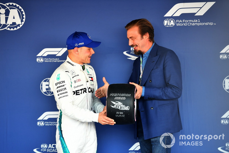 Valtteri Bottas, Mercedes AMG F1 receives the Pirelli Pole Position Award