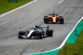 Valtteri Bottas, Mercedes AMG F1 W09, leads Fernando Alonso, McLaren MCL33