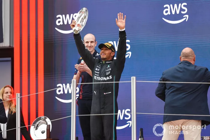 Lewis Hamilton, Mercedes-AMG, 2ª posición, levanta su trofeo