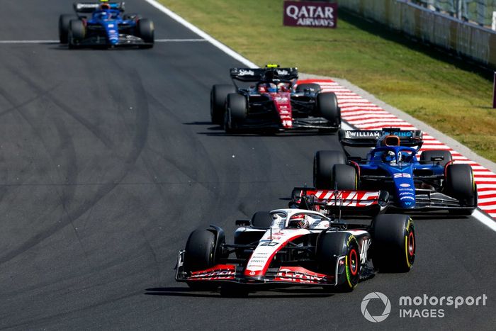 Kevin Magnussen, Haas VF-23 y Alex Albon, Williams FW45 