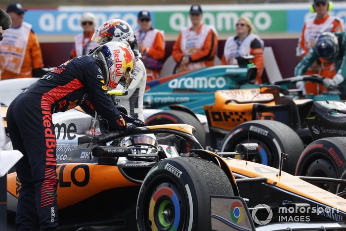 Max Verstappen, Red Bull Racing, 1ª posición, felicita a Lando Norris, McLaren MCL60, 2ª posición, a su llegada al Parc Ferme