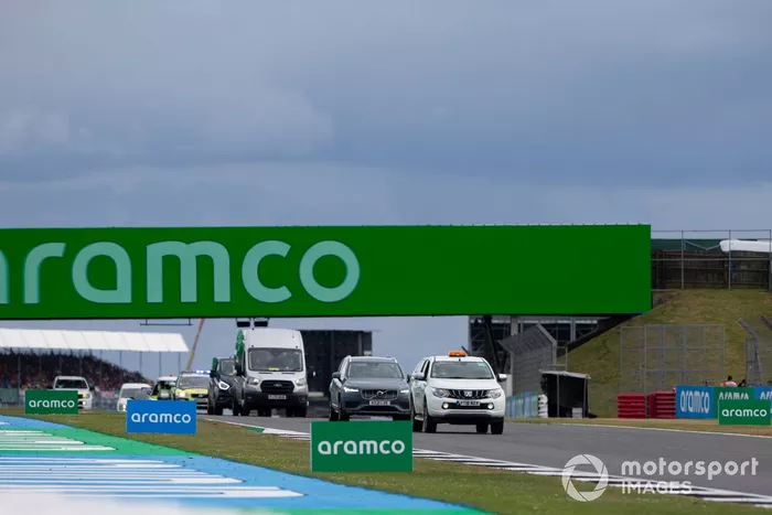 Vehículos de servicio y de la policía en el circuito