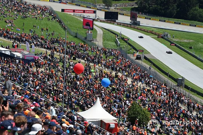 Fernando Alonso, Alpine A522, Sergio Pérez, Red Bull Racing RB18