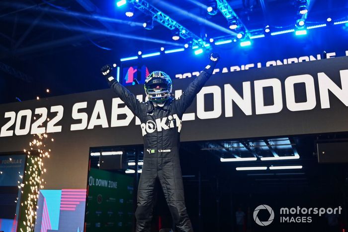 Lucas di Grassi, Venturi Racing, 1ª posición, celebra en el Parc Ferme 