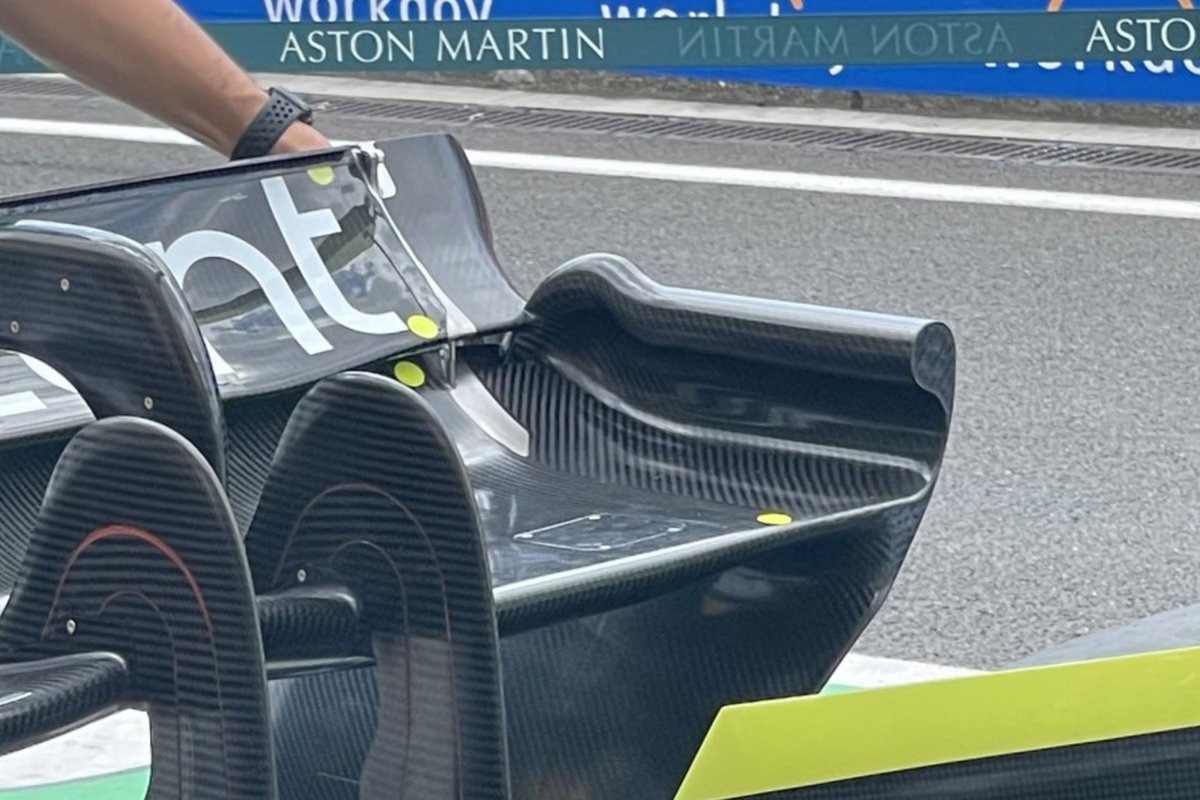 Aston Martin AMR22 alerón trasero. 