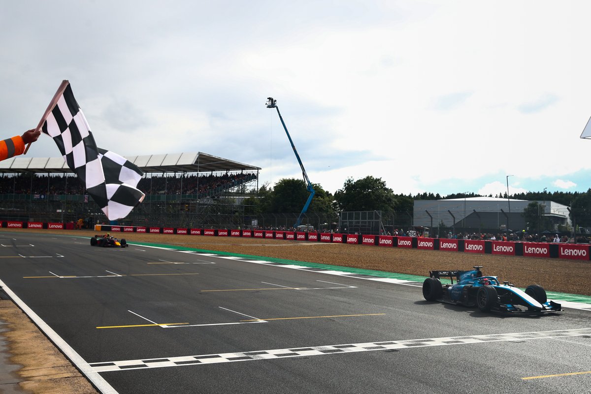 Jack Doohan franchit la ligne d'arrivée en vainqueur à Silverstone