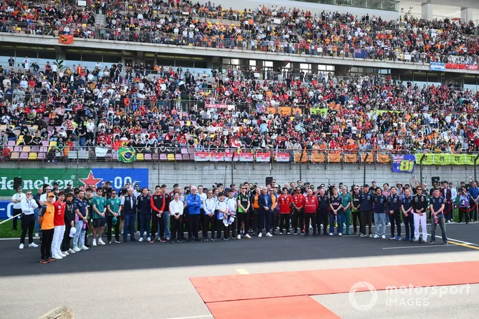 Drivers and team personnel gather to remember the late Eddie Jordan