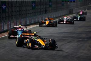 Lando Norris, McLaren MCL38, Yuki Tsunoda, RB F1 Team VCARB 01, Oscar Piastri, McLaren MCL38