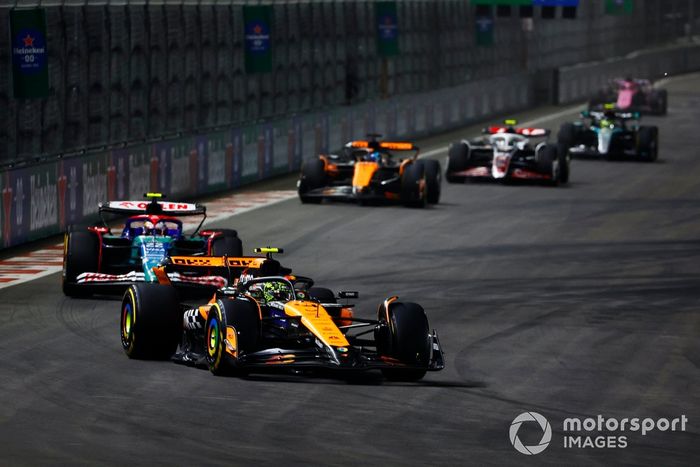Lando Norris, McLaren MCL38, Yuki Tsunoda, RB F1 Team VCARB 01, Oscar Piastri, McLaren MCL38