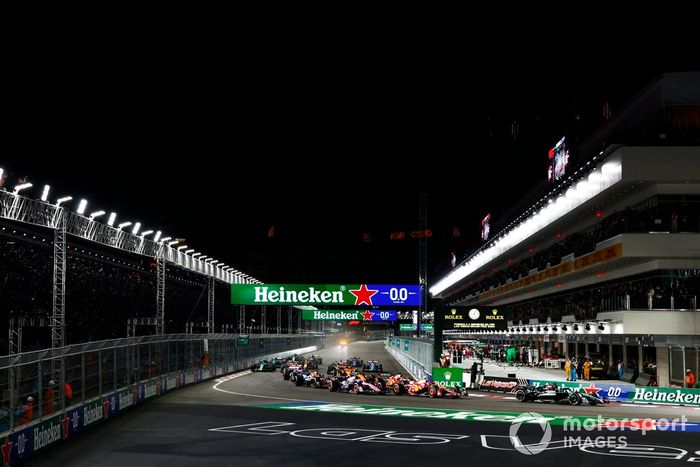 George Russell, Mercedes F1 W15, Carlos Sainz, Ferrari SF-24, Pierre Gasly, Alpine A524, lejos en la salida.