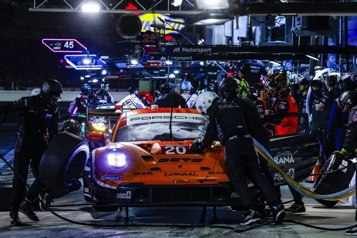 #20 Proton Competition Porsche 911 GT3 R (992): Claudio Schiavoni, Matteo Cressoni, Richard Lietz, Thomas Preining
