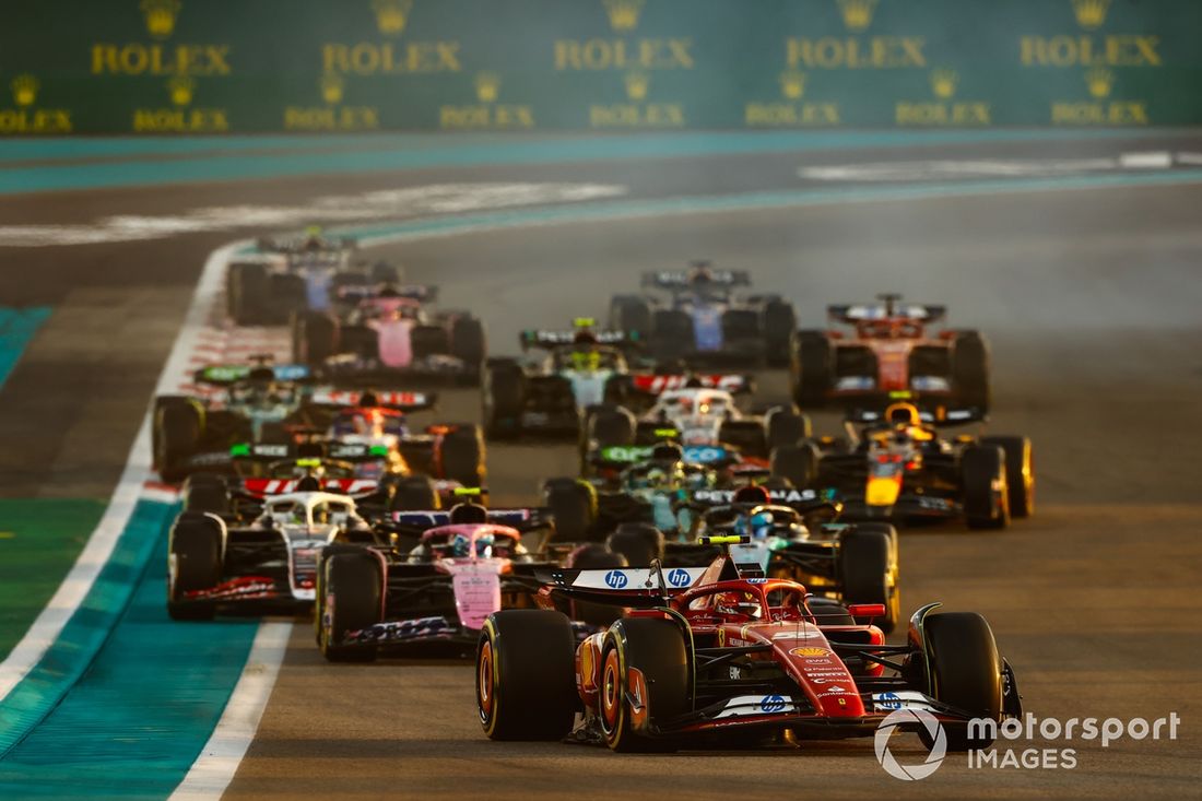 Carlos Sainz, Ferrari SF-24, Pierre Gasly, Alpine A524, George Russell, Mercedes F1 W15, Nico Hulkenberg, Haas VF-24, Fernando Alonso, Aston Martin AMR24, reszta stawki