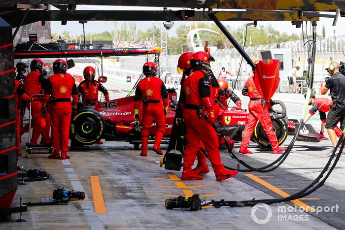 Charles Leclerc, Ferrari F1-75, vuelve al garaje y se retira de la carrera