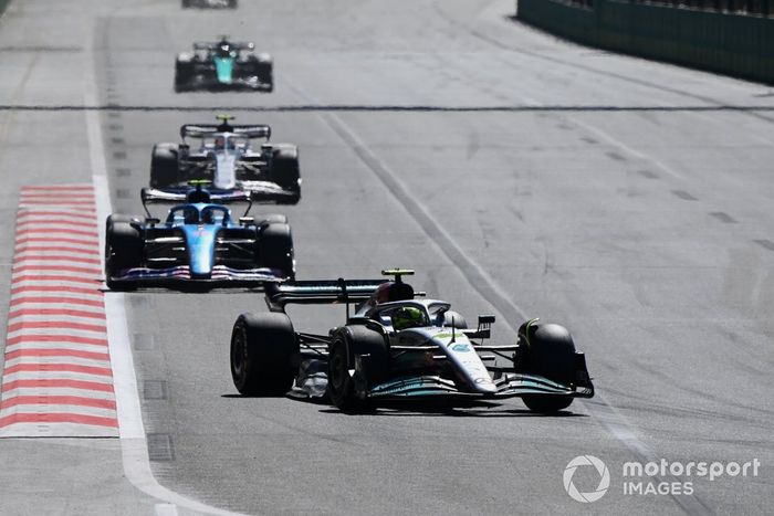 Lewis Hamilton, Mercedes W13, Esteban Ocon, Alpine A522