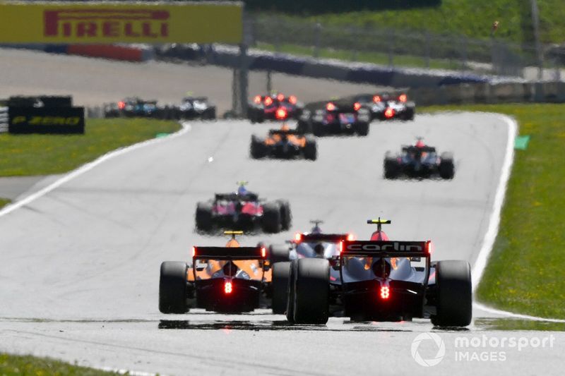 La parrilla detrás del Safety Car