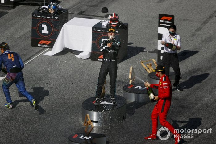 Podio: tercer lugar Lando Norris, McLaren, ganador Valtteri Bottas, Mercedes-AMG Petronas F1 y segundo lugar Charles Leclerc, Ferrari