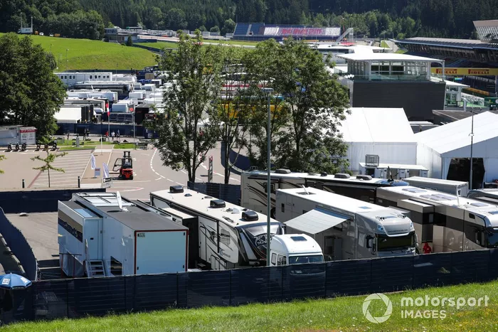 A scenic view of the paddock, including motorhomes and transporters
Una vista panorámica del paddock, incluyendo motorhomes y los transportes
