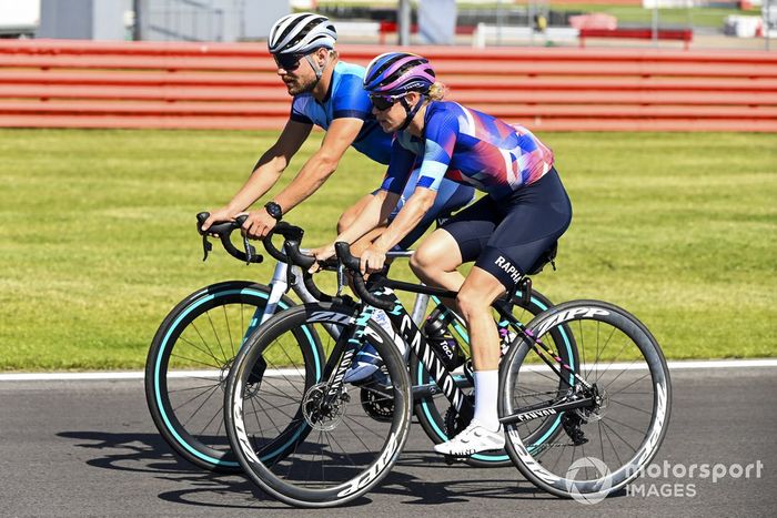 Valtteri Bottas, Mercedes-AMG F1 y Tiffany Cromwell en bicicleta