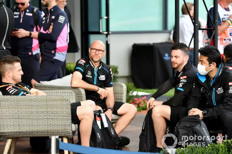 Los mecánicos de Williams en el paddock