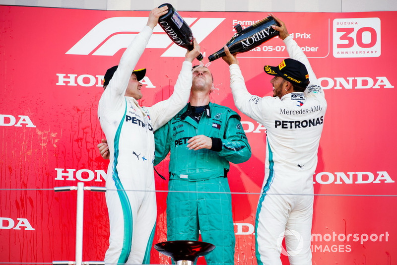 Il vincitore della gara Lewis Hamilton, Mercedes AMG F1, e il secondo classificato Valtteri Bottas, Mercedes AMG F1, sul podio
