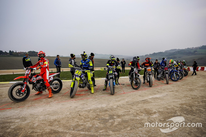 Mattia Pasini, Valentino Rossi, Nicolo Bulega, Marco Bezzecchi, Andrea Migno en anderen bij de start
