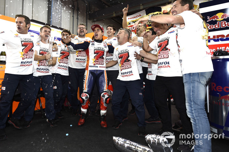 Чемпіон світу MotoGP 2018 року Марк Маркес, Repsol Honda Team, зі своєю командою