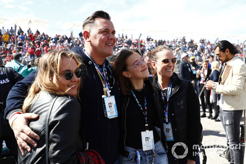 De Brown-familie, zus Paige, vader Bobby, actrice Millie Bobby Brown en moeder Kelly Brown op de grid