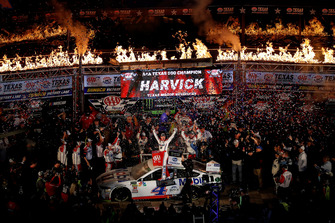1. Kevin Harvick, Stewart-Haas Racing, Ford Fusion Mobil 1