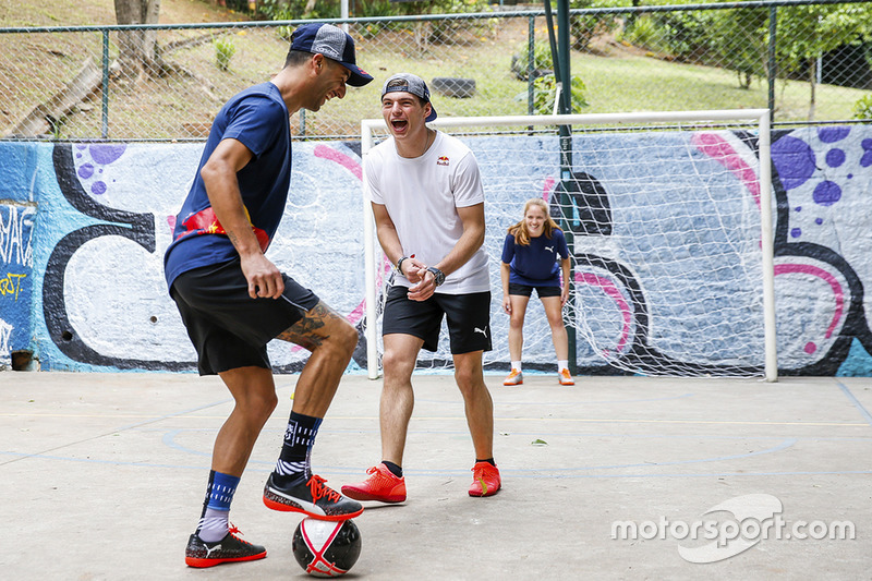 Макс Ферстаппен і Даніель Ріккардо, Red Bull Racing, грають у міні-футбол у Бразилії