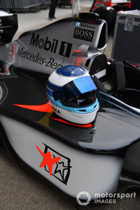 McLaren MP4-13 y el casco de Mika Hakkinen en Leyendas F1 30 Aniversario vuelta de Demostración