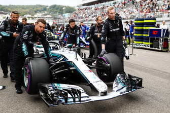 Valtteri Bottas, Mercedes AMG F1 W09, arrive sur la grille