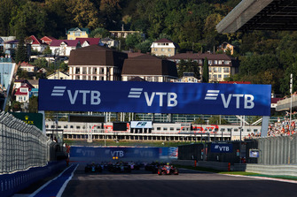 Nyck De Vries, PREMA Racing, guida il gruppo alla partenza
