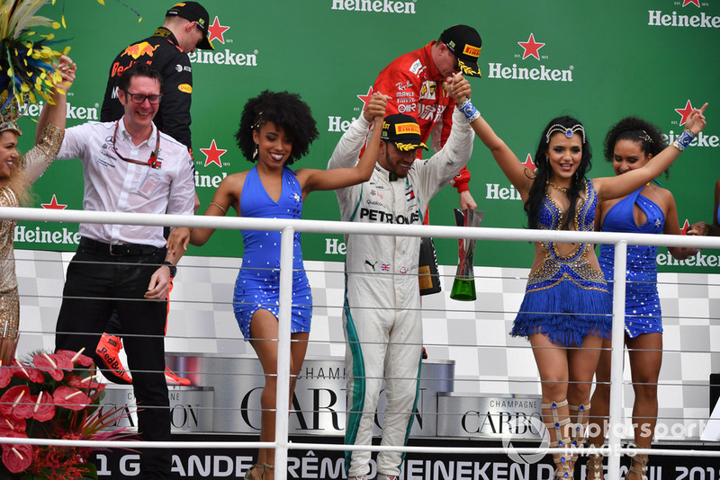 Старший инженер Mercedes AMG F1 Энди Шовлин и победитель Льюис Хэмилтон